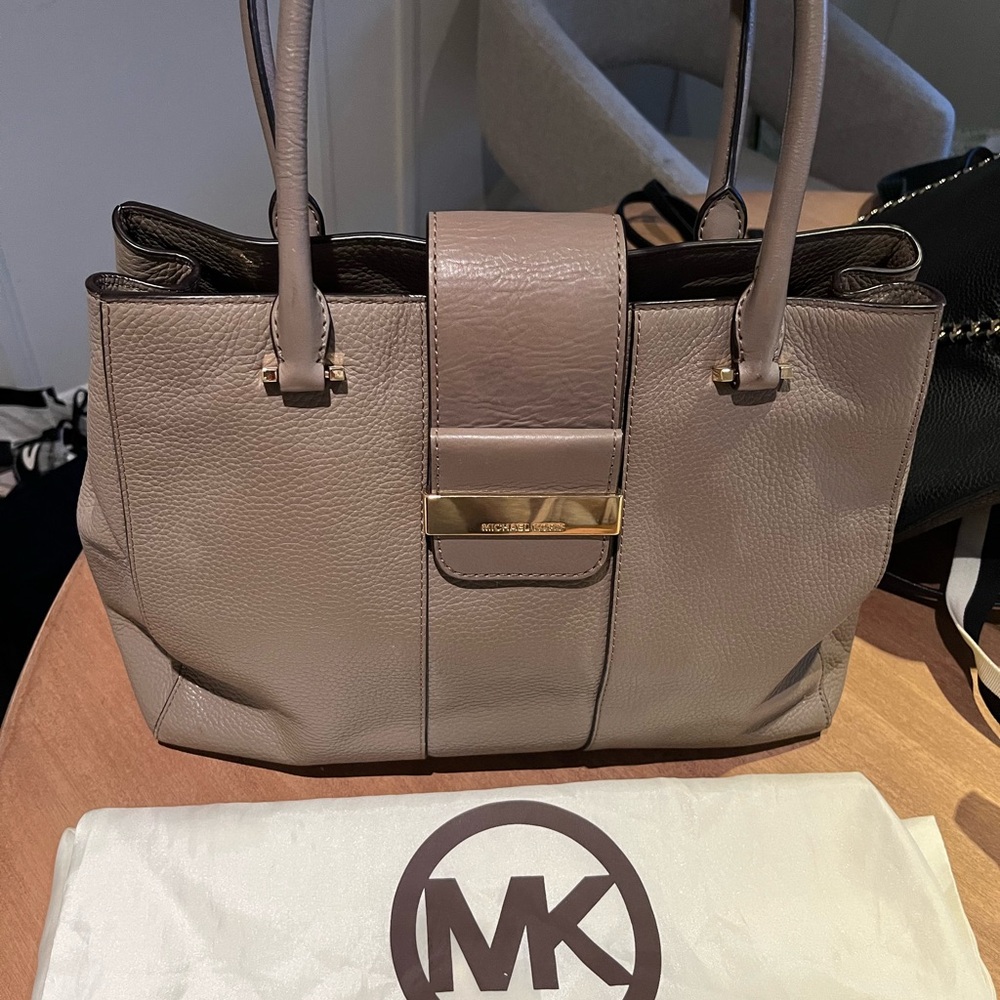Michael Kors Tan soft Leather Tote Bag with Structured Design perfect condition